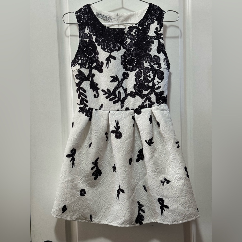 Justyle woman’s size small. Pit 16 L 31. FLAW small tear back